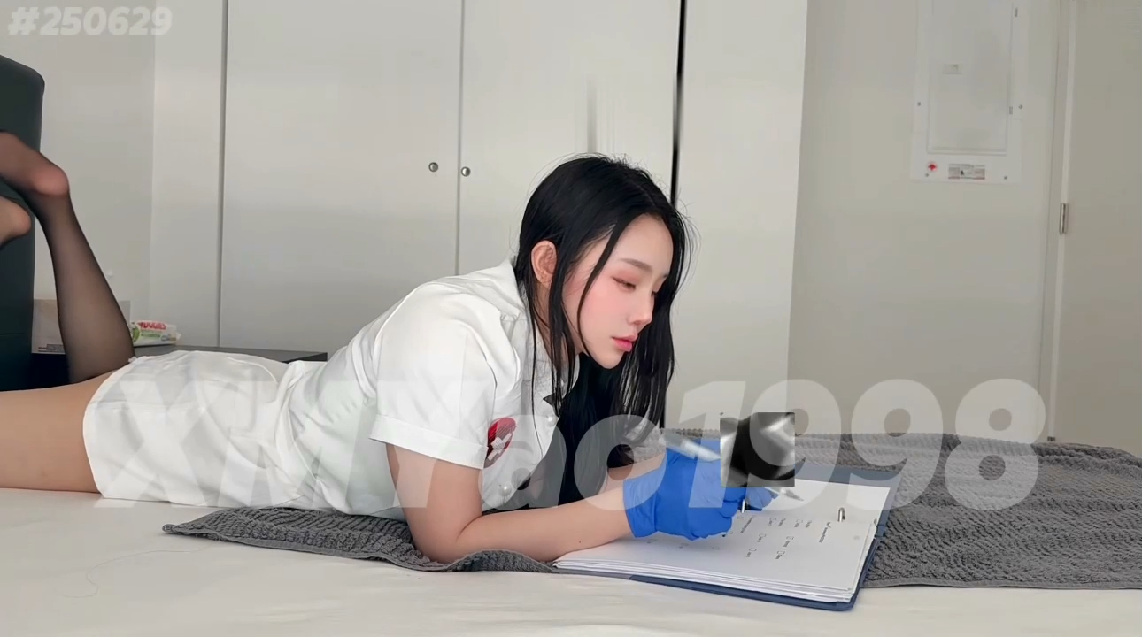 推特性爱大师95后绿帽情侣美腿女王「汐梦瑶」化身风骚女医生进行早泄检查，边问病情边舔屌，病人的精液当脚膜用，每一滴都不浪费