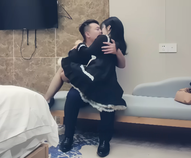 2097 声音嗲嗲的小萝莉，洛丽塔网袜肚子上还有淫纹