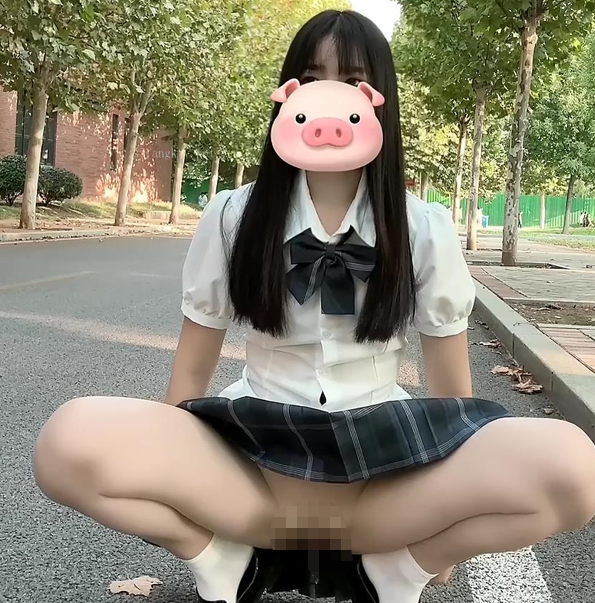 随处尿尿的反差女大『BOBOTU』萝莉风 户外露出 尿尿，老师同学眼中的班长学霸 表面看起来很乖巧可爱