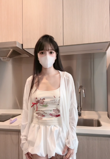 极品萝莉嫩妹-爱玩熊熊（小巧芋艿）-mfans9.1最新付费原版 女仆芋艿用身体服侍主人+七夕专属自慰短片（2V,1.42G）