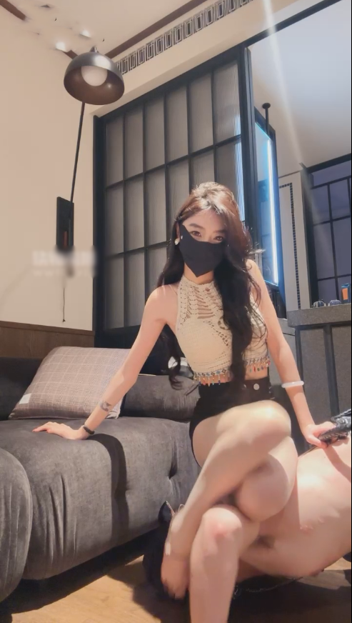 玩物直播凉子-250805 红底高跟踩喷【1V】【879MB百度云】