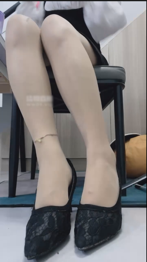 玩物直播柠萌小主-250719 肉丝香水榨精【1V】【524MB百度云】