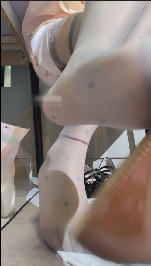玩物直播柠萌小主-250731 小妈灰丝挑鞋桌下玩弄【1V】【477MB百度云】