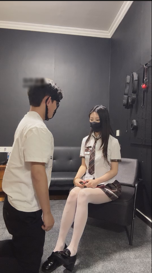 玩物直播粥粥-250703 骑马虐乳踢裆-皮鞋白丝诱惑【1V】【644MB百度云】