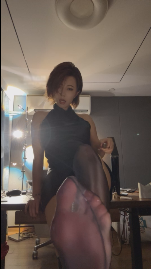 玩物直播Femdom奎茵-250723 跪在女上司脚下叫妈妈【1V】【885MB百度云】