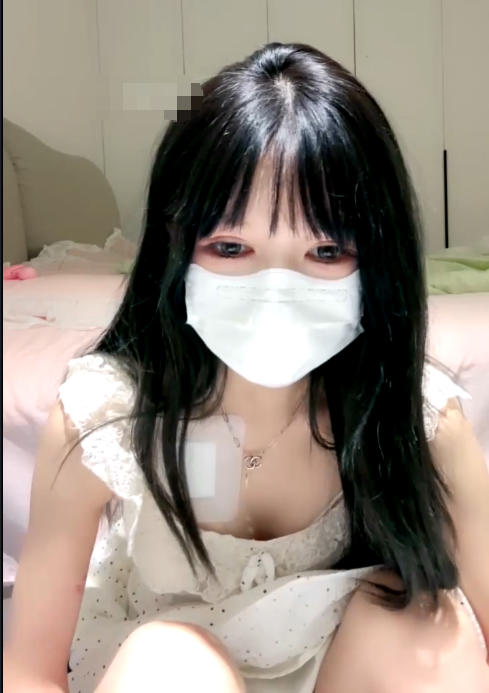 【小覃05小骚包】清纯少女甜美可爱 扣穴道具抽插自慰 奶子有点小 无毛嫩穴非常漂亮 身材还好
