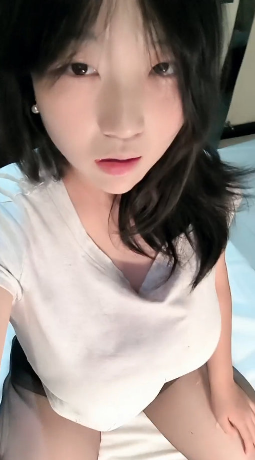 【不是秋刀鱼】清纯可爱八字巨奶嫩妹 黑丝自慰