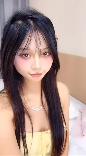 反差学妹露脸镜头前的诱惑，让大哥吃着奶子玩逼