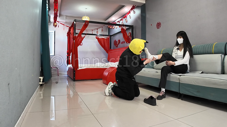173女生调教足控男奴 踩踏羞辱 白袜裸足