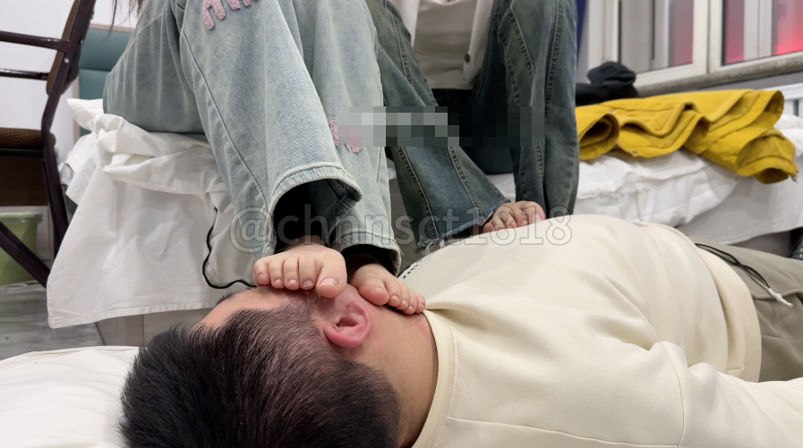 表姐调教足控男奴初体验