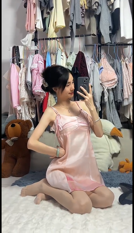 快手泄密，丝袜长腿御姐【小妮子呀】丝足诱惑足交XO性爱