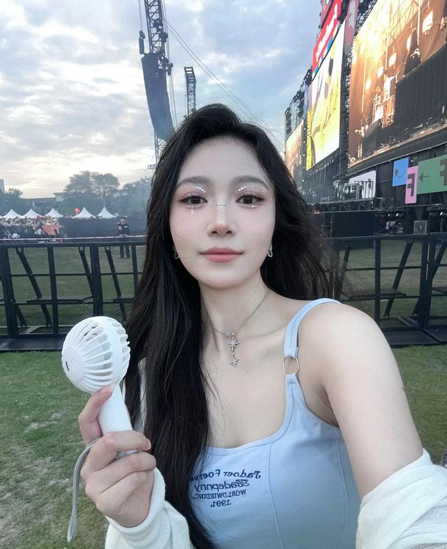 女演员模特【Jenny孙禾颐】最新劲爆福利，反差阿黑颜，脸穴同框自慰流浓浆(17V) 2.4G