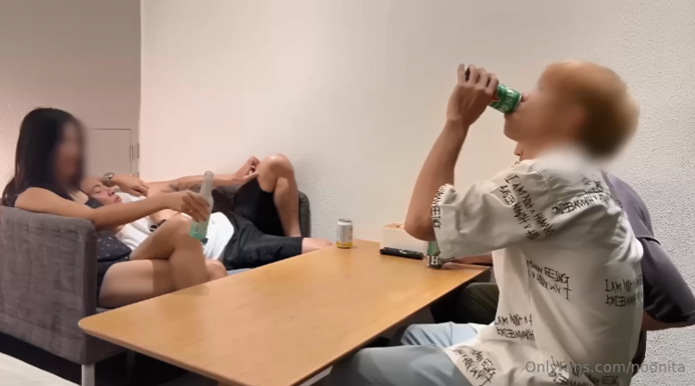 【noonita】被老公拉去伺候合伙人，她极尽媚态，插嘴操逼，后被两人轮番内射