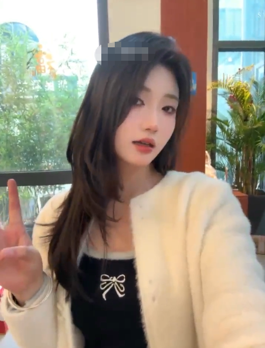 2247 【原档泄密】，极品女友露脸影片泄密，主打高端真实露脸，完美女神，颜值高皮肤白，床上还很骚4v