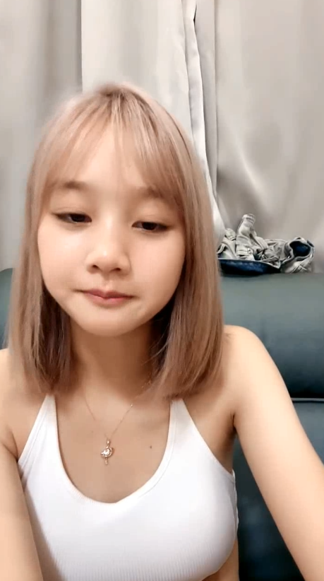 2528 很哇塞的美女兼职精彩直播，颜值高身材好乖巧听话脱光光揉奶玩逼自慰伺候小哥哥激情啪啪，压在身下爆草蹂躏