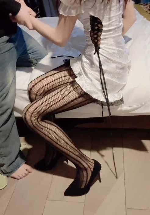 2572 极品乱伦『小姨子的秘密』剧情演绎叫了个丝袜技师上门