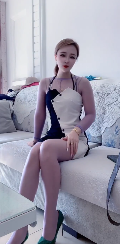 2580 【快手福利】长腿丝袜熟女，【霸气男男姐】，丝袜高跟道具自X，小少妇离婚后放飞自我了，特写粉穴掰开5v