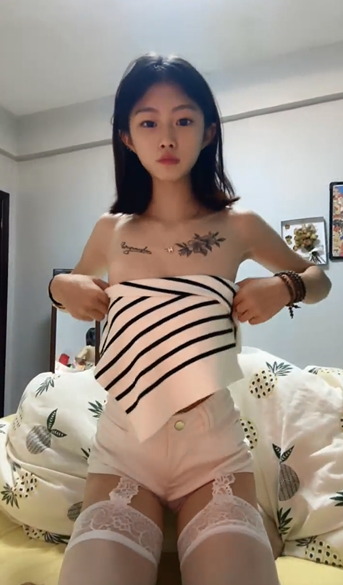 2652 白丝吊带袜小萝莉，秀身材