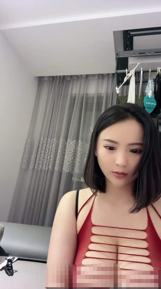 2745 狼粉疯狂舔屏，F号天然豪乳御姐【叶姿】换衣露奶露逼诱惑，这对车大灯简直太顶了