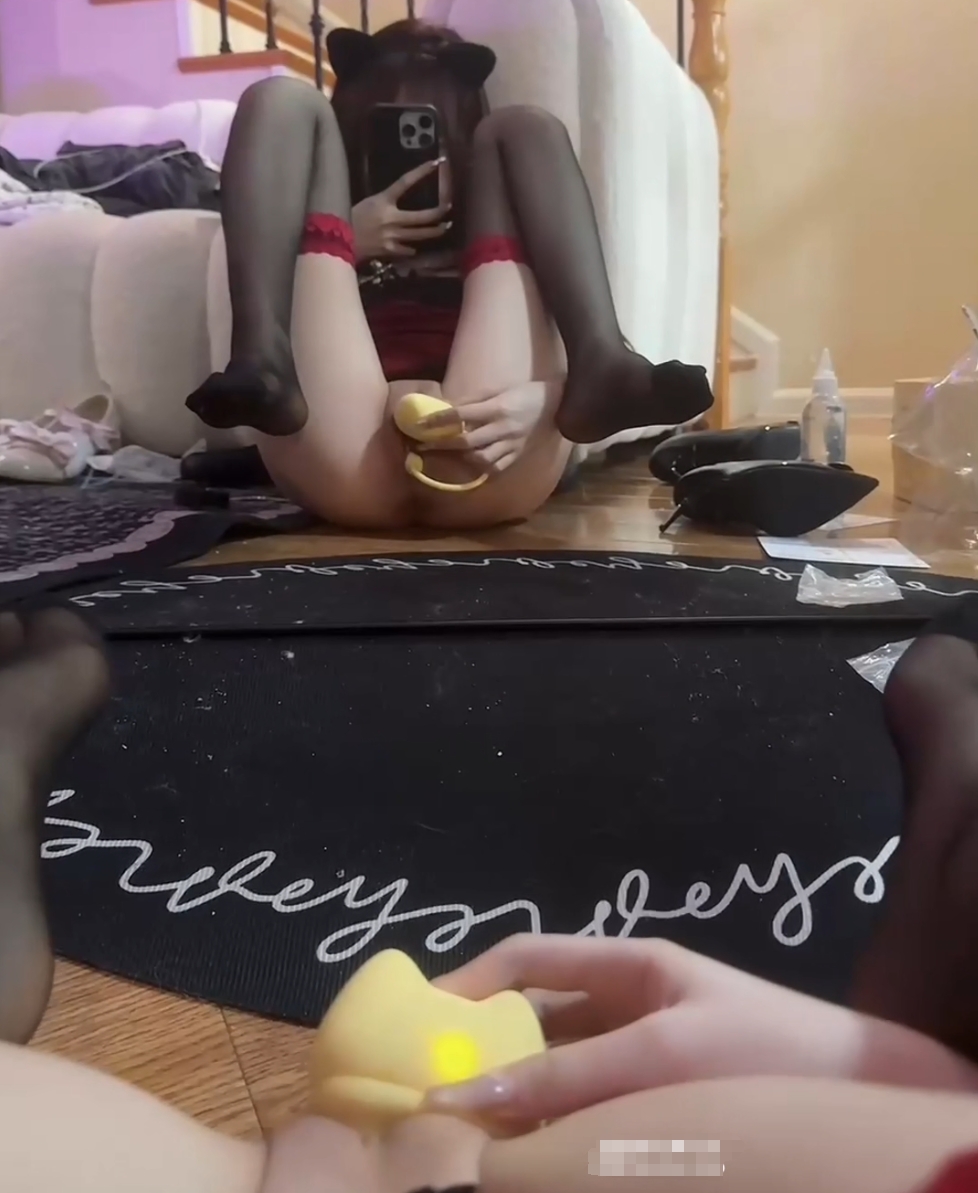【补】ii – 11分钟 双马尾白虎萝莉黑丝小妈裙对镜拍，吹水玩具自慰福利【1v-376M】