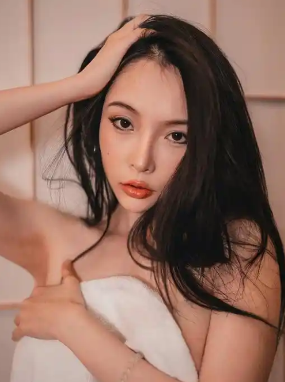 女演员模特【Jenny孙禾颐】最新劲爆福利，反差阿黑颜，脸穴同框自慰流浓浆(17V) 2.4G