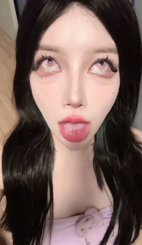 抖音 喵酱崽 超高颜值反差婊，阿黑颜盯射口交，求爸爸把精液射到她的骚嘴巴里