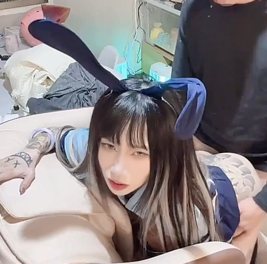 反差符文少女『阿璃Ahri』被按在椅子上后入翘臀 纤纤美腿玲珑身段劲爆完美身材，软糯滚烫蜜道操到腿软