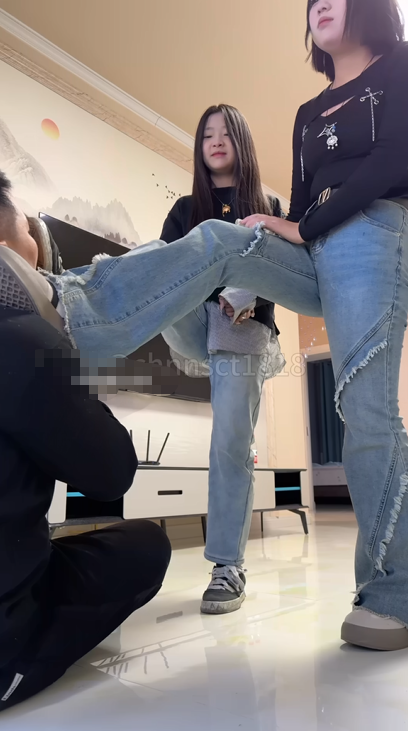 牛仔裤小姐妹大尺度重口虐奴