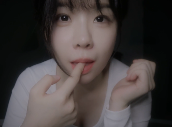 ASMR_yeonchu_让我们用各种方法吃掉地板上的蜂蜜_1V366M百度盘