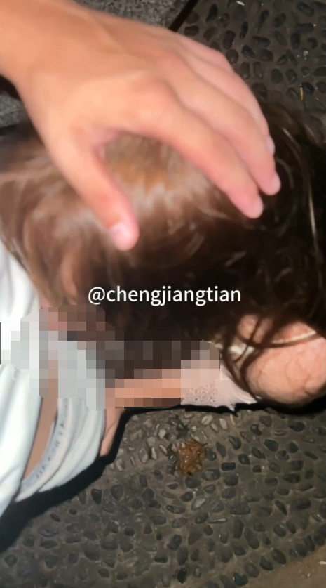 「陈江天」肌肉男自恋狂，无套后入打桩!把欧美风小母狗按在身下狠狠骑乘!