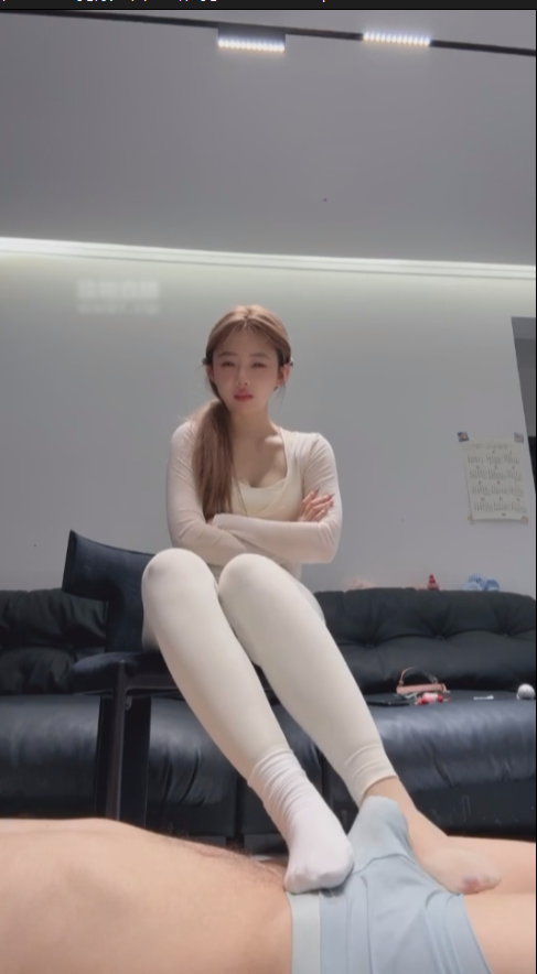 玩物直播一茶-250827 健身后臭袜子调狗酸臭白袜套在狗鸡巴上撸动【1V】【481MB百度云】