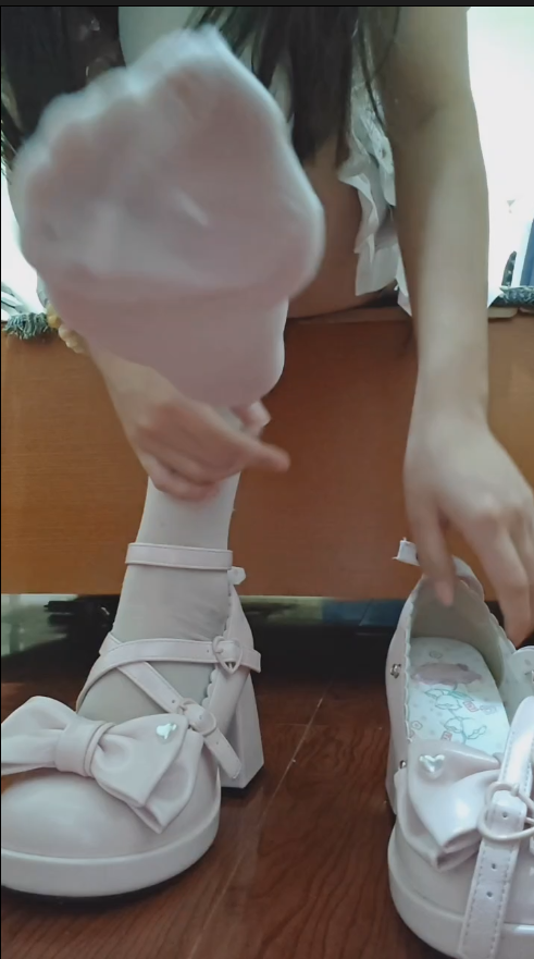 【新-足控】转转-lo鞋 白丝 秀足 羞辱 倒计时【1V】【92.3MB百度云】