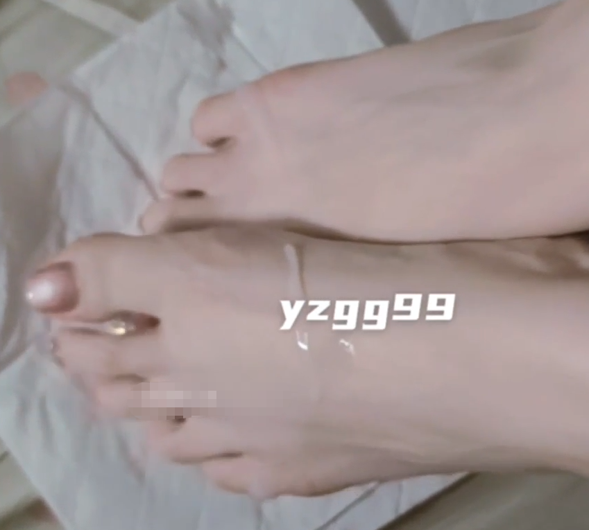 极品萝莉嫩妹-养只果果( yzgg99)-10.20新 多人运动喷水足交(5V,3.4G)