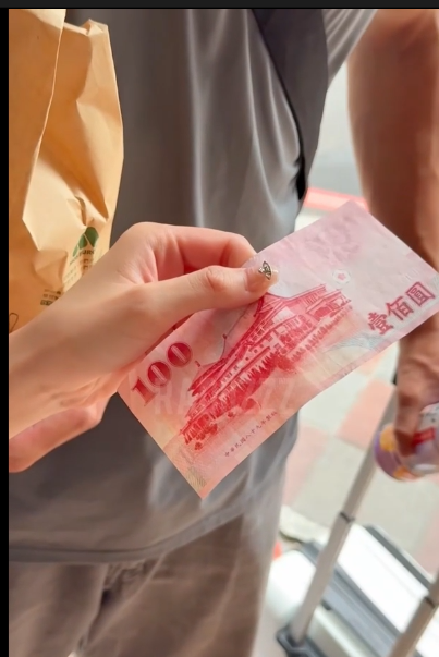约炮大神-萝卜糕加炼乳 (radiizzz)-10.29 路上两个反差女搭讪小哥哥,给100块给男生来双飞一天(1V,2.45G)