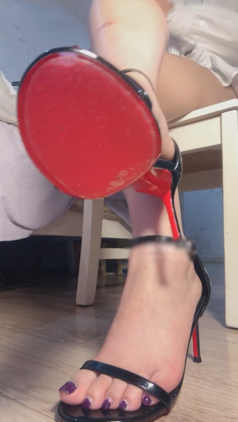 玩物直播小鱼爹-250920 杀手女神虐杀全家红绿灯【1V】【162MB百度云】