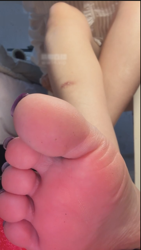 玩物直播小鱼爹-250920 杀手女神虐杀全家红绿灯【1V】【162MB百度云】