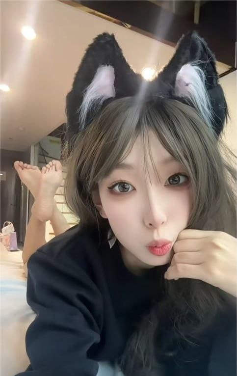 抖音15万粉美女『小水不哭』私拍 定制福利合集，露脸紫薇啪啪丝袜足交，穷人女神富人精盆玩物 25V 3.5g