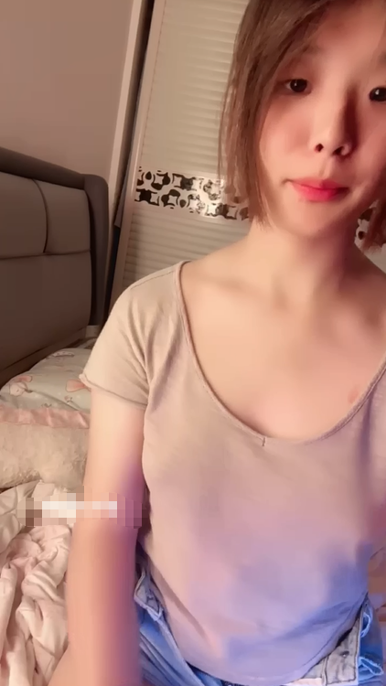 【07十八岁】 小妹妹还没发育乳头还是内凹的，白嫩美乳白虎美穴