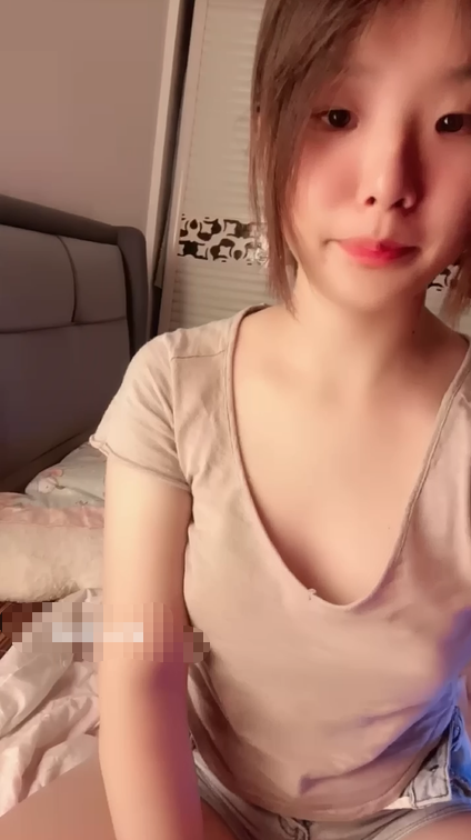 【07十八岁】 小妹妹还没发育乳头还是内凹的，白嫩美乳白虎美穴