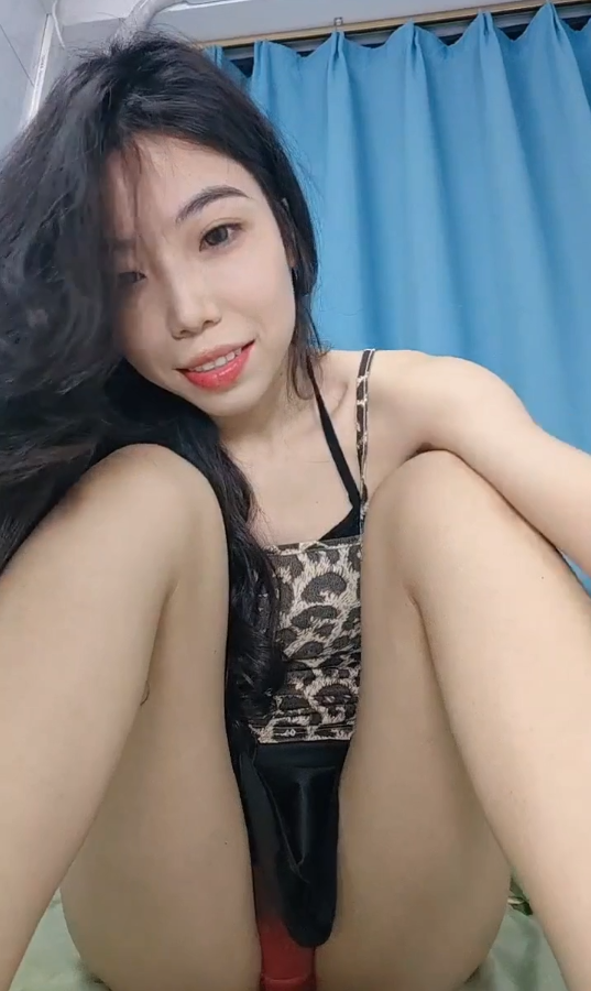 七彩主播【施施】连体黑丝自慰 【1V 896MB】