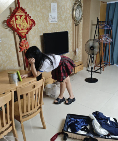 【海角社区】应酬喝醉酒回来，看到女儿在睡觉，精虫上脑就把他给强奸了-看见表姐就想操  1v313MB