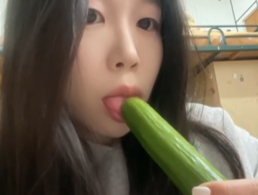 昕昕子的助眠窝_舔黄瓜上的酸奶➕吞吐黄瓜+亲舔含黄瓜➕10min舔屏 2V253M百度盘