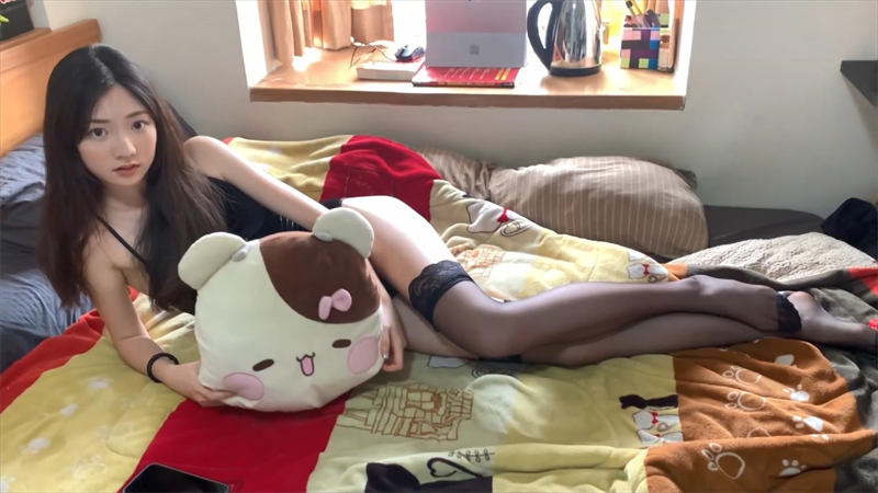最完美的学院女神大神高价约女神拍写真趁她趴着对着完美的背影狂撸9分超高颜值  1V 270M 喜欢就拿去白嫖，我懂你们的