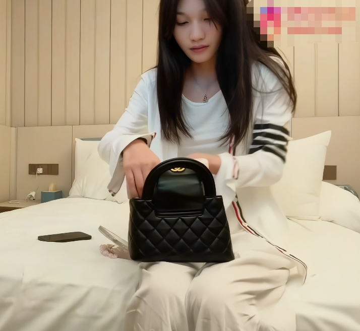 【战神强哥】约操07年在校高中生，还在学校上课，来的时候还带了jk，小女孩脾气有点古怪
