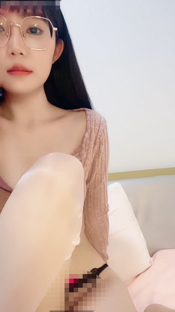 【甜饱兔子】白丝清纯眼镜妹