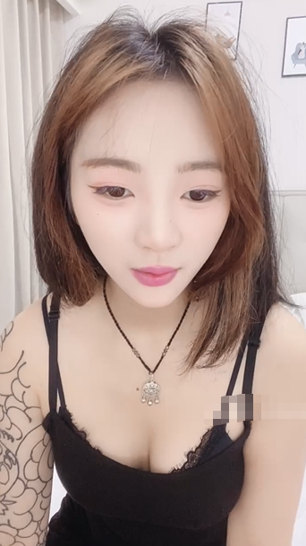 高颜值艺校生姐妹，脱衣舞诱惑双飞