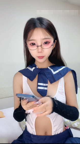 【03小师妹】眼镜反差婊 情趣水手服跳性感舞蹈自慰
