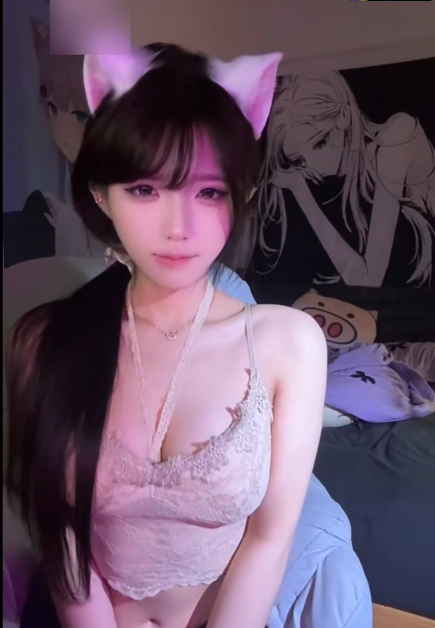 顶级颜值身材网红，白丝牛仔短裤，紧身吊带，纹身反差，猫耳发箍，诱惑挑逗！1V236M百度盘