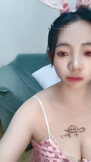 2975 超精致漂亮姐姐，【奶龙的星冰乐】，兔耳朵性感泳装，奶子好大