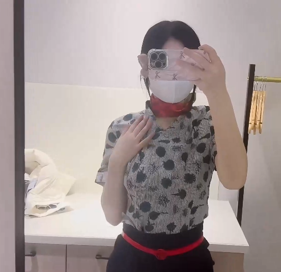 3018 浪味小仙女 - 空姐表妹穿上制服诱惑我 包臀下透肉无内丝袜 足交挑逗插入无毛逼 温润包裹榨射